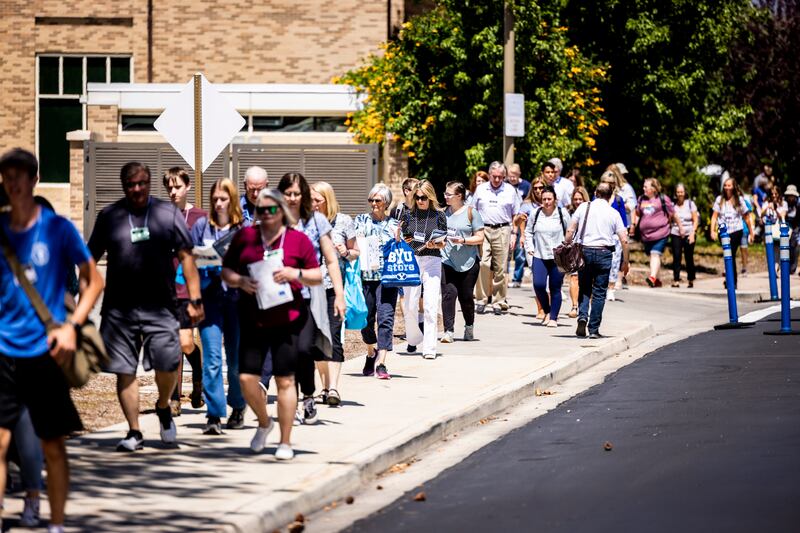 Participantes da Semana da Educação da BYU caminham pelo campus em Provo, Utah, na segunda-feira, 15 de agosto de 2022.