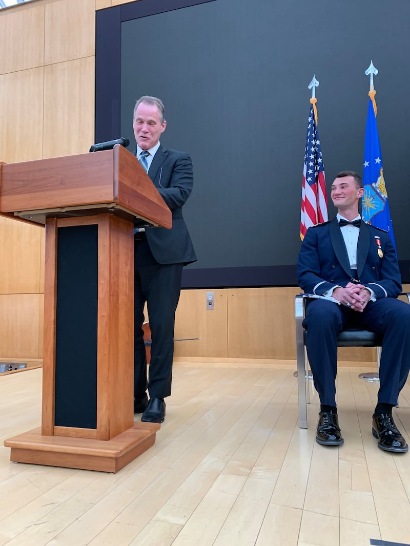 Élder Edward B. Rowe fala no Polaris Hall no campus da USAFA em Colorado Springs, Colorado, domingo, 24 de maio de 2026.
