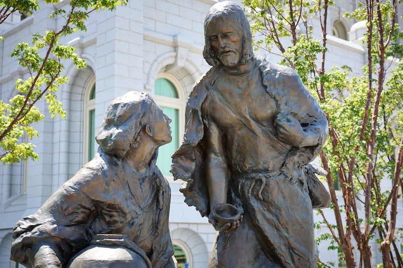 Uma nova estátua intitulada "Jesus Cristo com a Mulher do Poço" é exibida na Praça do Templo na quarta-feira, 15 de julho de 2026.