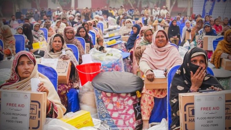 Mulheres de minorias, incluindo viúvas e mulheres divorciadas em Khanewal, recebem apoio humanitário para enchentes a fim de satisfazer necessidades imediatas e restabelecer estabilidade em suas vidas após as enchentes do Paquistão em 2025.
