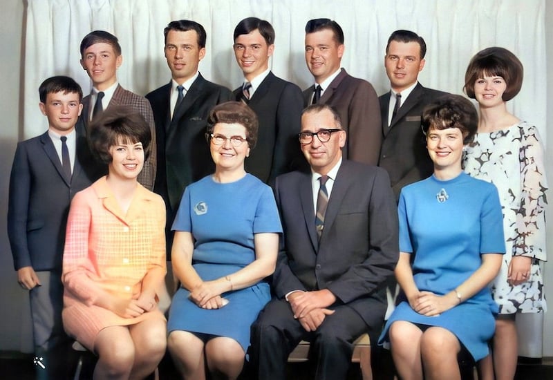 A família Beus de nove filhos é fotografada em 1968.