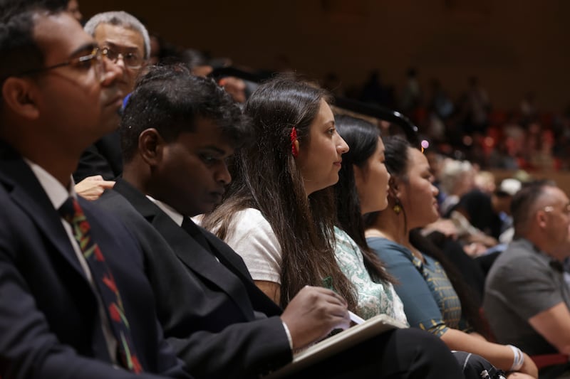 Estudantes da BYU–Hawaii ouvem a o devocional com o Presidente R. Kelly Haws, presidente interino da BYU–Hawaii, e sua esposa, a Sister Nancy Haws, no Cannon Activities Center em 13 de janeiro de 2026, em Laie, Hawaii.