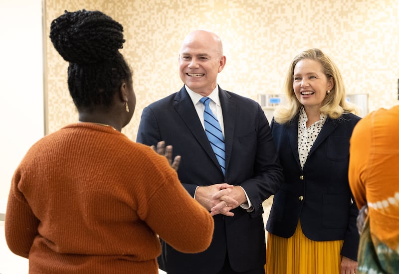 Presidente Alvin F. Meredith III, presidente da BYU-Idaho, e sua esposa, irmã Jennifer Meredith, cumprimentam os alunos no campus em Rexburg, Idaho. O presidente Meredith está sendo empossado nesta terça-feira, 10 de outubro de 2023.