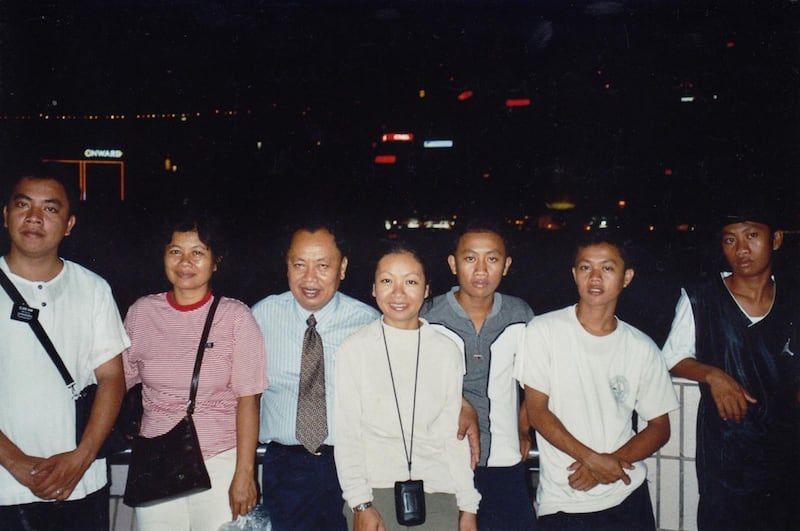 Sam Sophon, Chan Sovan e seus cinco filhos posam para uma foto enquanto visitam Hong Kong em agosto de 2004 para o selamento no templo.