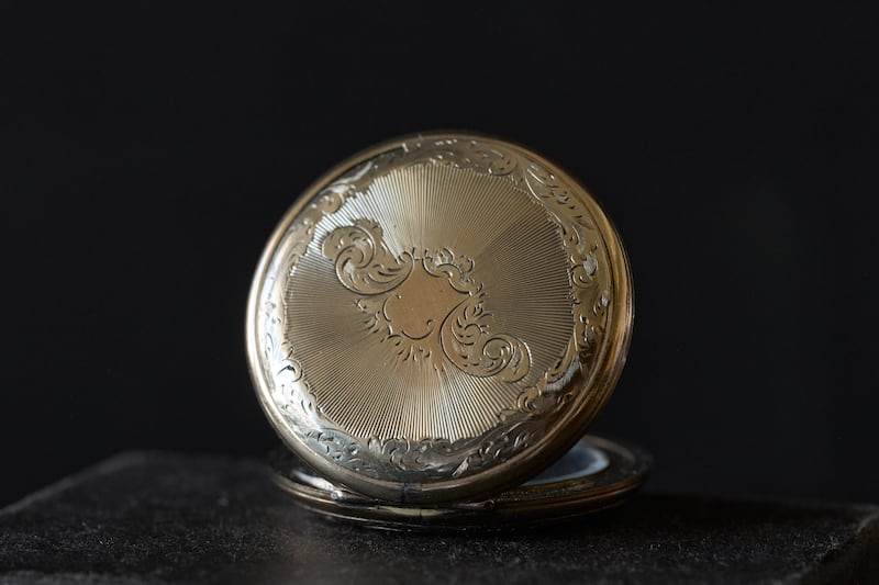 Um medalhão contendo uma daguerreotipia que se relata ser da década de 1840. Alguns acreditam que possa ser uma imagem de Joseph Smith.