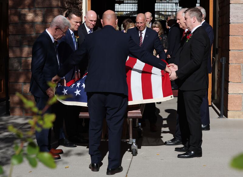 Uma bandeira dos E.U.A. é colocada sobre o caixão de Presidente M. Russell Ballard de A Igreja de Jesus Cristo dos Santos dos Últimos Dias, durante o velório realizado no Tabernáculo de Salt Lake, Utah, na sexta-feira, 17 de novembro de 2023.