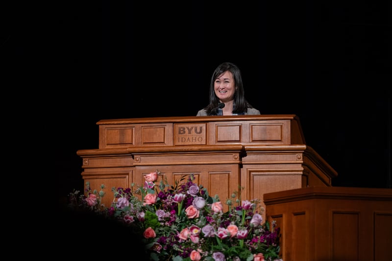 A irmã Kristin M. Yee, segunda conselheira na presidência geral da Sociedade de Socorro, está no púlpito e fala no Centro BYU-I em Rexburg, Idaho, na terça-feira, 28 de janeiro de 2025.