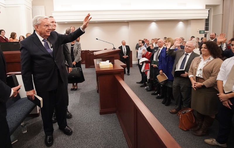 Presidente M. Russell Ballard, presidente em exercício do Quórum dos Doze Apóstolos de A Igreja de Jesus Cristo dos Santos dos Últimos Dias, acena para participantes após reunião para membros em South Royalton, Vermont, na sexta, dia 18 de outubro, 2019.