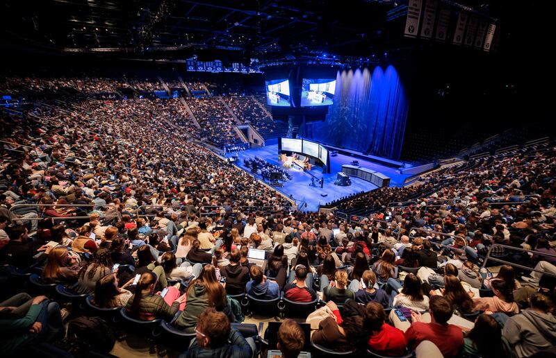 Estudantes e corpo docente se reúnem no Marriott Center para o devocional com o Elder John A. McCune, Setenta Autoridade Geral, na terça-feira, 9 de dezembro de 2025, em Provo, Utah.