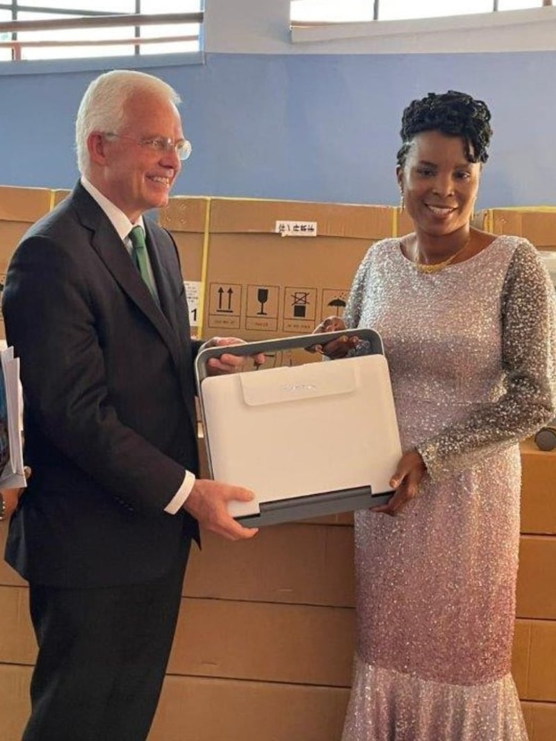 Élder Matthew L. Carpenter, setenta autoridade geral e presidente da Área África Central, apresenta doação de um equipamento médico à primeira-dama do Burundi, Angeline Ndayishimiye, em Bujumbura, Burundi, em 19 de janeiro de 2023. 