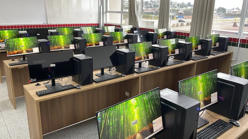 Computadores, móveis personalizados e infraestrutura de cabeamento de rede doados pela Igreja ao Instituto Federal do Paraná em Pinhais, Brasil, em agosto de 2026.