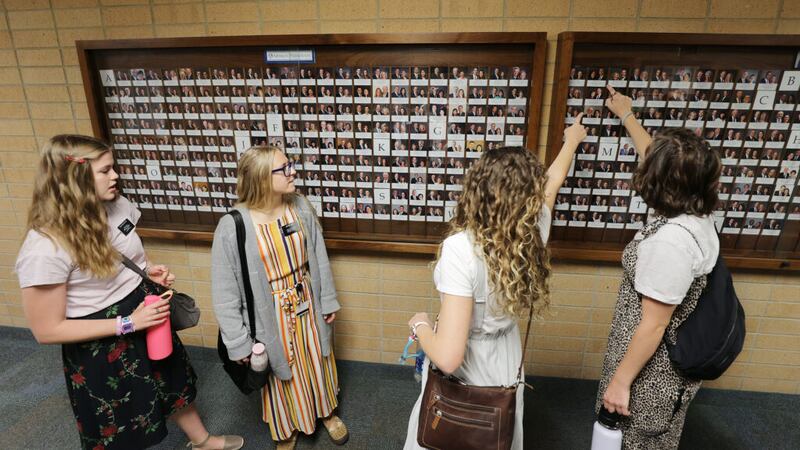 Missionárias olham fotos de líderes de missões no Centro de Treinamento Missionário de Provo, em Provo, Utah, na quarta-feira, dia 25 de agosto de 2021.