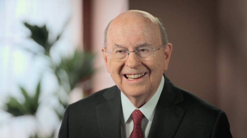 Elder Quentin L. Cook fala durante o devocional mundial da Sociedade de Socorro de 2026.