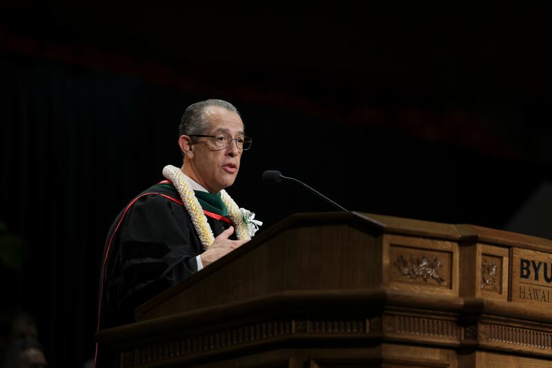 Elder Hugo E. Martinez, um Setenta Autoridade Geral, discursa durante a formatura da BYU–Hawaii realizada no Cannon Activities Center em Laie, Hawaii, na sexta-feira, 12 de dezembro de 2025.