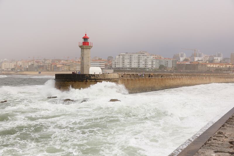 Um farol na costa, perto da cidade do Porto em Portugal, onde Élder Ulisses Soares e sua esposa, a irmã Rosana Soares, serviram como líderes de missão de 2000 a 2003.