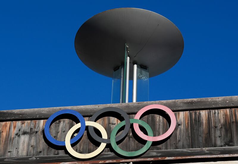 Os anéis olímpicos adornam o Stadio Olimpico del Ghiaccio, que será chamado de Cortina Curling Olympic Stadium em Cortina d'Ampezzo, Itália, na quinta-feira, 16 de janeiro de 2025.