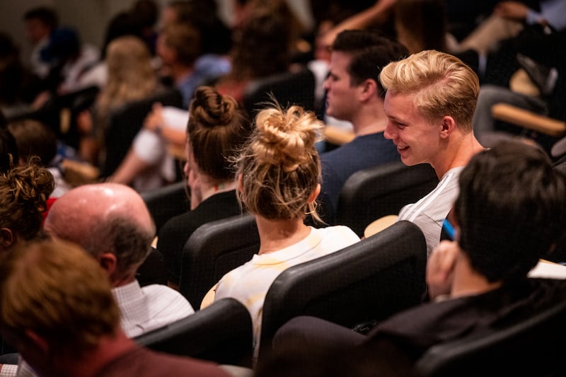 Participantes da Semana da Educação da BYU conversam na segunda-feira, 15 de agosto de 2022.