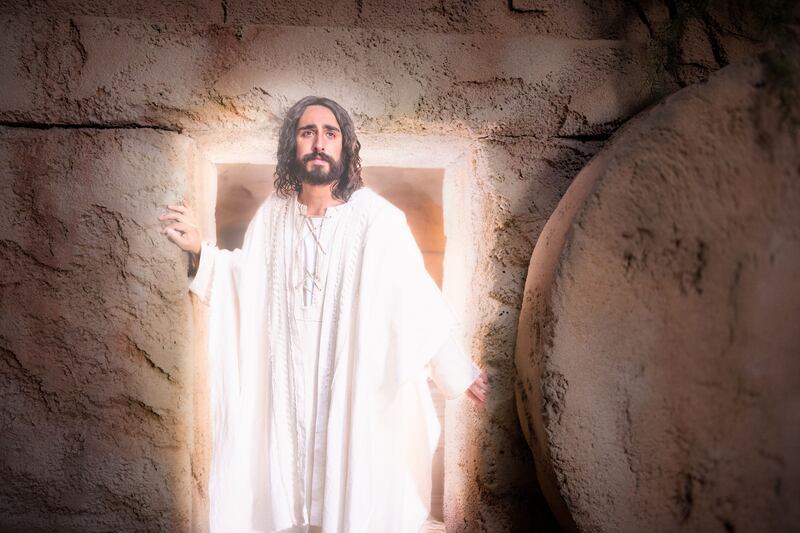 Jesus Cristo emerge do Jardim do Sepulcro.