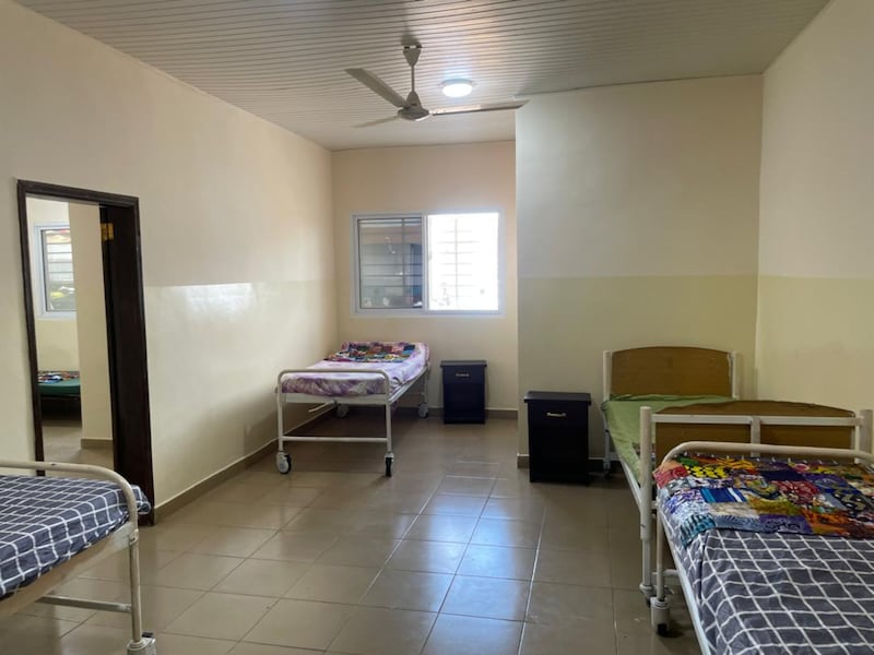 Novos quartos de hospital são doados para a nova unidade de saúde da comunidade de Moriba Town, Serra Leoa, em 11 de outubro de 2025.