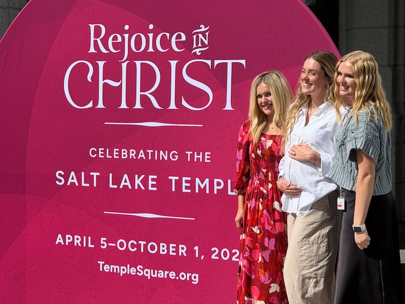 Mulheres posam para uma foto em um evento de lançamento da abertura da casa do Templo de Salt Lake de 2027 na Praça do Templo em 1º de setembro de 2026.