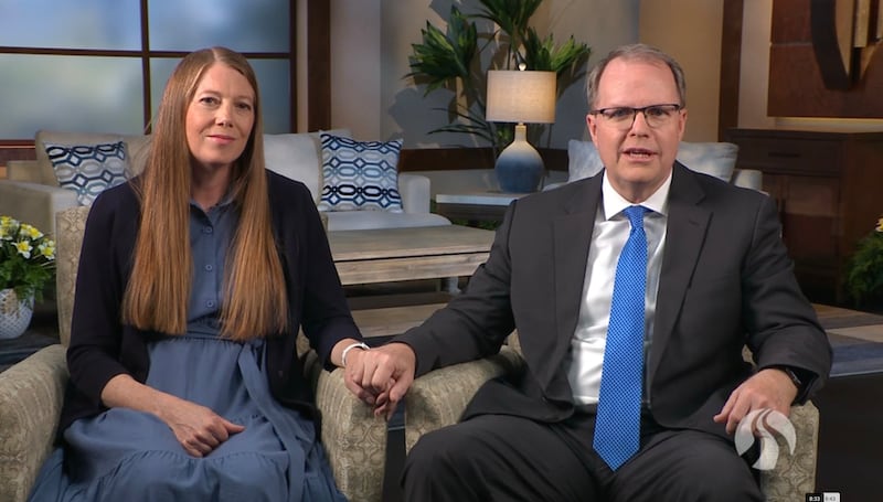 O Presidente da BYU–Pathway Worldwide, Brian K Ashton, e sua esposa, Sister Melinda Ashton, falam durante o devocional transmitido na sexta-feira, 8 de maio de 2026.