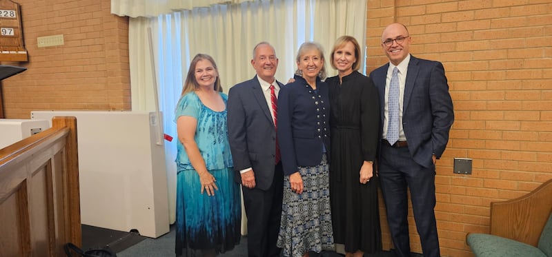 Elder Kirt L. Hodges, um Setenta Autoridade Geral da Igreja de Jesus Cristo dos Santos dos Últimos Dias, e sua esposa, a irmã Shawna Hodges, à esquerda, e a irmã Amy A. Wright, primeira conselheira da presidência geral da Primária, e seu marido, o irmão James Wright, à direita, posam para uma foto com um participante após o devocional em Nauvoo, Illinois, em 18 de setembro de 2025.