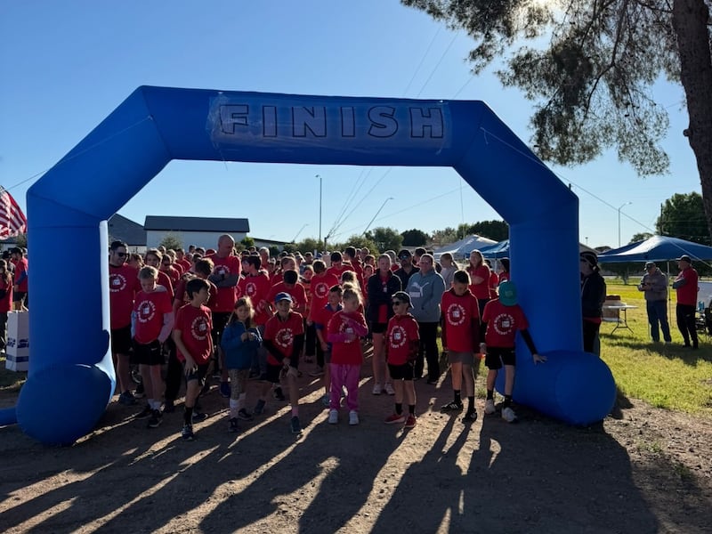 Os participantes ficam na fila para a segunda Corrida de Compras Anual do Northeast Mesa em Mesa, Arizona, em 21 de fevereiro de 2026.