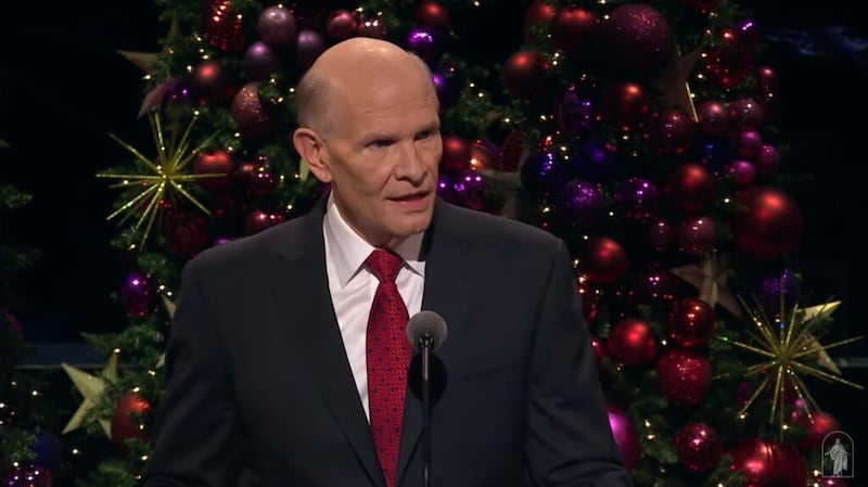 Élder Dale G. Renlund, do Quórum dos Doze Apóstolos, durante o Devocional de Natal da Primeira Presidência no domingo, dia 5 de dezembro de 2021.