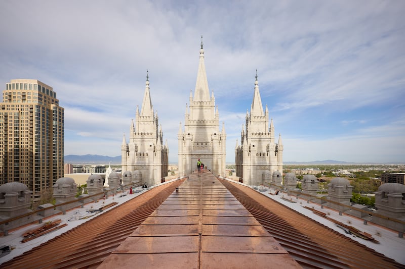 Equipes instalam um novo telhado de cobre no Templo de Salt Lake da Igreja de Jesus Cristo dos Santos dos Últimos Dias na terça-feira, 21 de abril de 2026, em Salt Lake City.