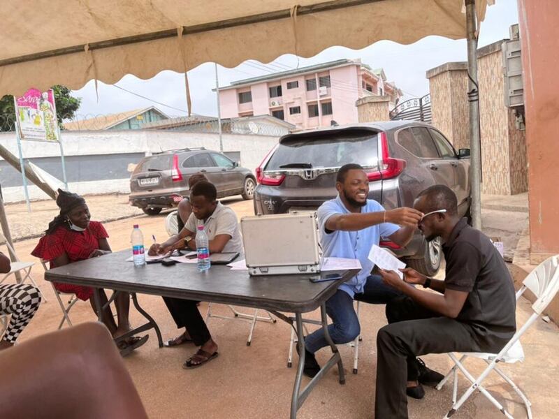 Voluntários de A Igreja de Jesus Cristo dos Santos dos Últimos Dias com representantes da VisionSpring ajudam pacientes no evento de lançamento do “Projeto Óculos de Leitura em Farmácias” na região de Ashanti, em Gana, em 15 de janeiro de 2022.