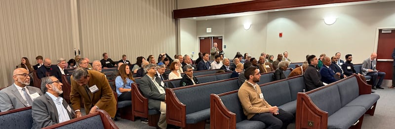 Convidados sentam-se em uma das capelas de A Igreja de Jesus Cristo dos Santos dos Últimos Dias em Chicago, Illinois, para um encontro inter-religioso em 14 de outubro de 2026.