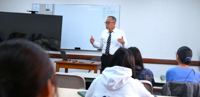 O presidente Odgerel Ochirjav ensina uma aula de seminário em 2025 na Mongólia.
