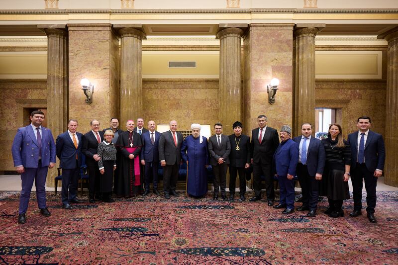 Os líderes da Igreja, incluindo Élder Ronald A. Rasband, do Quórum dos Doze Apóstolos (ao centro), se reuniram com Haji Allahshükür Hummat Pashazade, Xeique-ul-Islam e Grão Mufti do Cáucaso, e outros líderes religiosos do Azerbaijão na quarta-feira, 1º de março, no Edifício de Administração da Igreja.