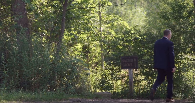 O Presidente de BYU–Pathway Worldwide Brian K. Ashton fala do Sacred Grove Historic Site em Palmyra, Nova York, durante o devocional transmitido aos alunos na sexta-feira, 4 de setembro de 2026.