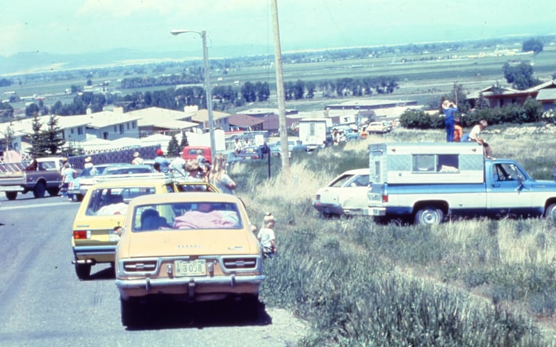 Residentes de Rexburg, Idaho, e das comunidades vizinhas se evacuam para a colina acima do Ricks College conforme as águas da enchente se aproximam da brecha na Barragem de Teton em 5 de junho de 1976.