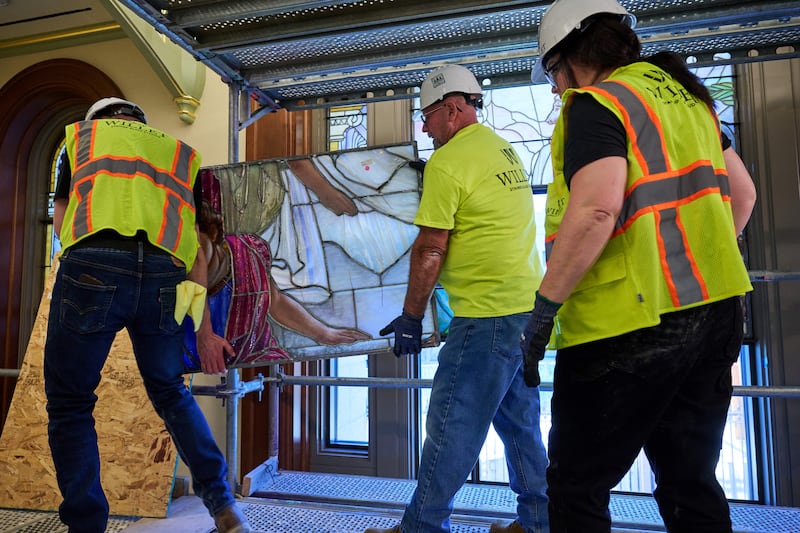 Equipes colocam, meticulosamente, painéis de vidro artístico nos edifícios da entrada norte na Praça do Templo em Salt Lake City na quarta-feira, 11 de março de 2026.