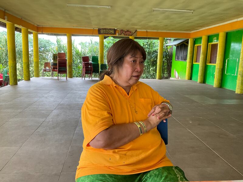 Lina Chang se reúne com visitantes no Fale, ou área de reunião, do campus da House of Hope em Apia, Samoa, em julho de 2023.