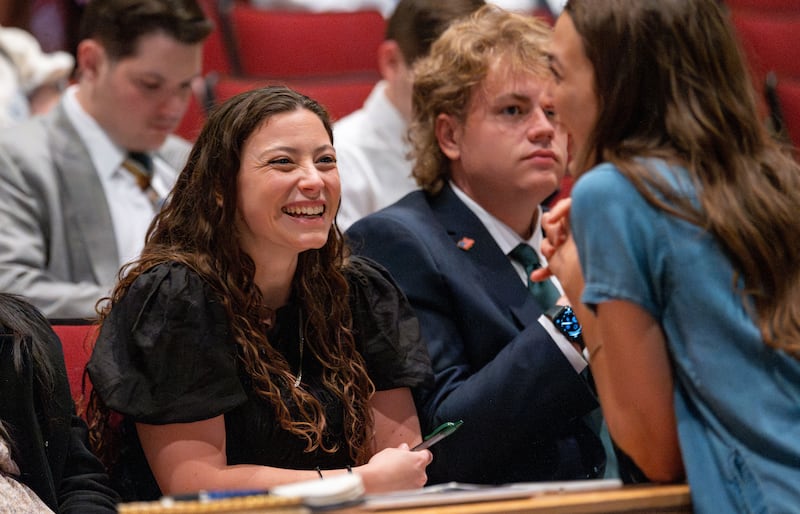 Estudantes assistem a o devocional proferido por Elder Gérald Caussé do Quórum dos Doze Apóstolos na BYU–Idaho no domingo, 14 de junho de 2026.
