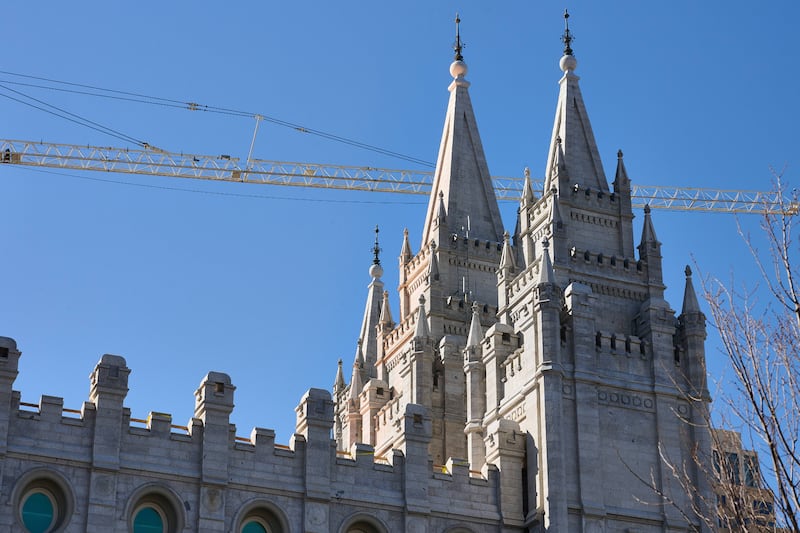 Os projetos de construção finais que requerem o uso do guindaste da torre sul são concluídos antes da sua desmontagem no local de renovação do Templo de Salt Lake na quarta-feira, 11 de março de 2026, em Salt Lake City.