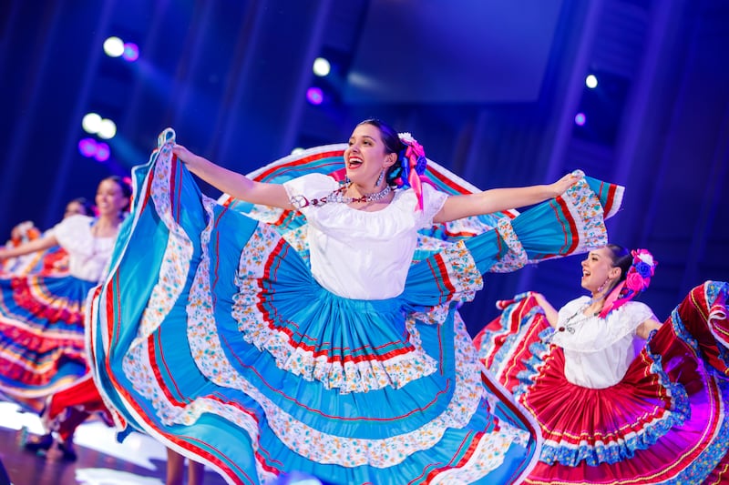 Dançarinos vestindo trajes tradicionais realizam danças de toda a América Latina durante um ensaio geral de "Luz de las Naciones" em Salt Lake City, Utah, em 3 de novembro de 2025.