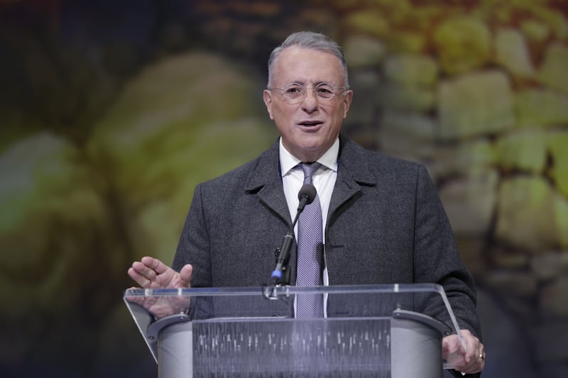 Élder Ulisses Soares, do Quórum dos Doze Apóstolos, discursa para estudantes da BYU reunidos no Marriott Center em Provo, Utah, na terça-feira, 6 de dezembro de 2022.