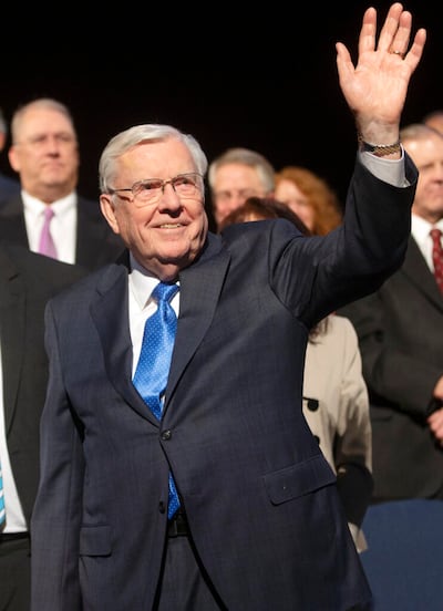 O Presidente M. Russell Ballard, presidente interino do Quórum dos Doze Apóstolos de A Igreja de Jesus Cristo dos Santos dos Últimos Dias acena para a multidão ao sair do púlpito depois de discursar em um devocional da BYU no Marriott Center em Provo na terça-feira, 3 de março de 2020.