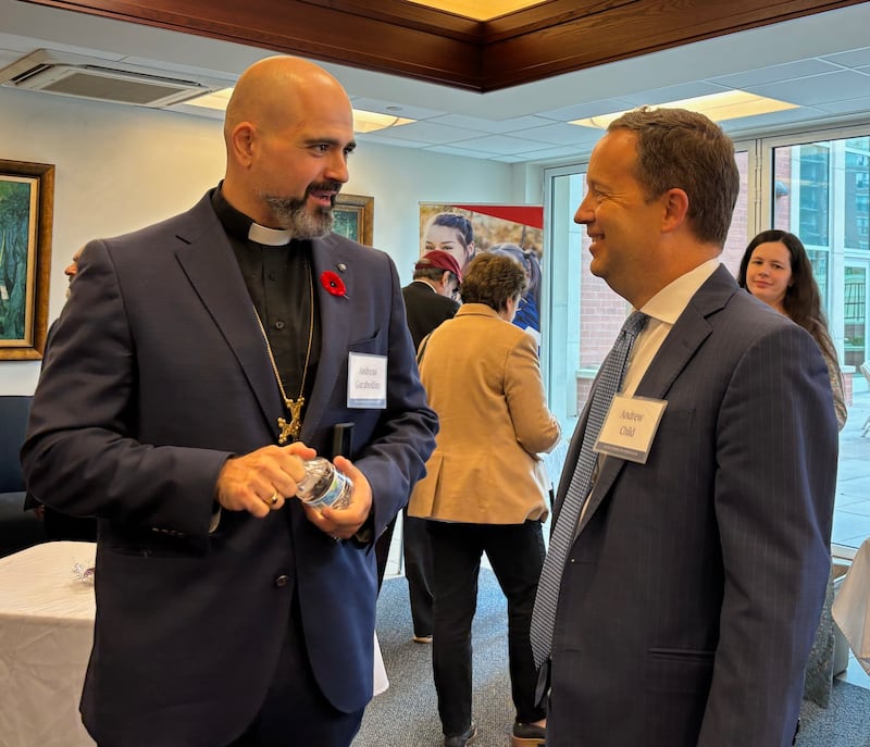 Dois homens falam em um encontro inter-religioso em Chicago, Illinois, em 14 de outubro de 2026.