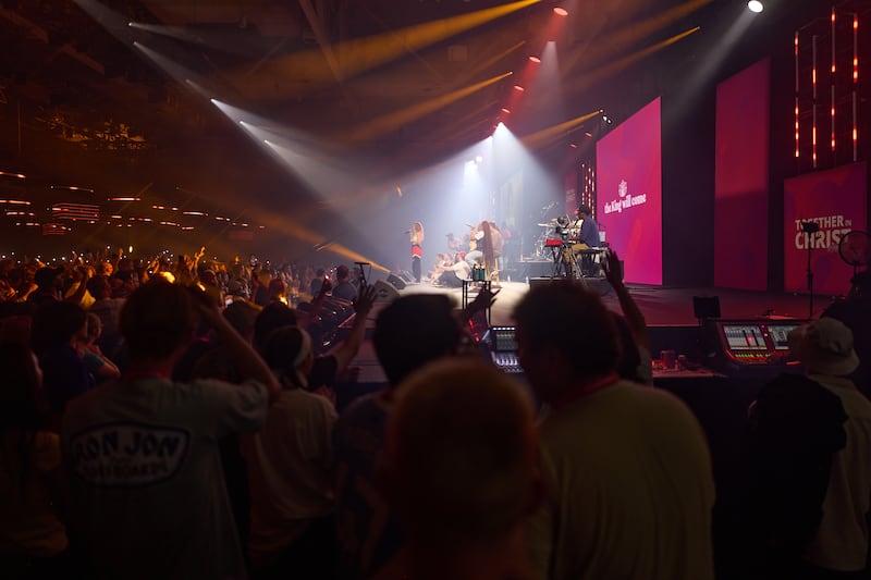 O convidado especial The King Will Come, um coletivo de artistas com classificação na Billboard, se apresenta na Conferência de Adultos Solteiros da Área de Utah de 2026 no Salt Palace Convention Center em Salt Lake City, Utah, na sexta-feira, 14 de agosto de 2026.
