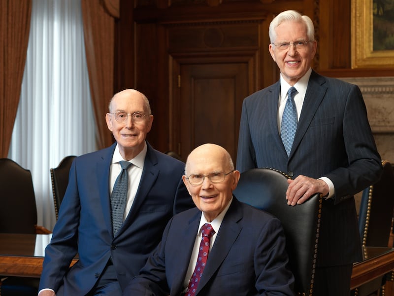 Retrato oficial da Primeira Presidência: Presidente Dallin H. Oaks e seus conselheiros, Presidente Henry B. Eyring, primeiro conselheiro, e Presidente D. Todd Christofferson, segundo conselheiro.