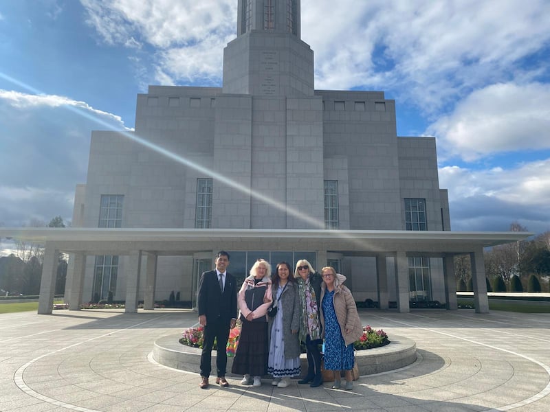 Da esquerda para a direita: Sigfred Ducusin, Carole Mondragón, Roan Ducusin, Charlotte Tiernan e Mary Holmes posam em frente ao Templo de Preston Inglaterra após concluírem o trabalho lá em 14 de março de 2024.