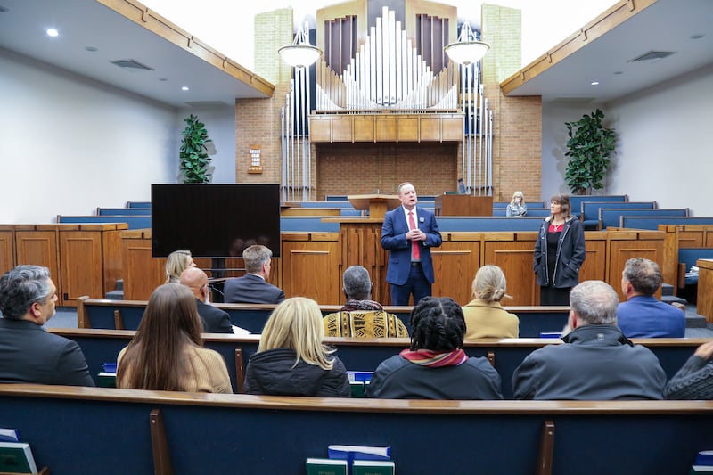 President Justin Matthews fala ao Cohort Belonging Colorado dentro da capela do Centro de Estaca Littleton durante a visita à capela em 5 de dezembro de 2025, em Denver, Colorado.