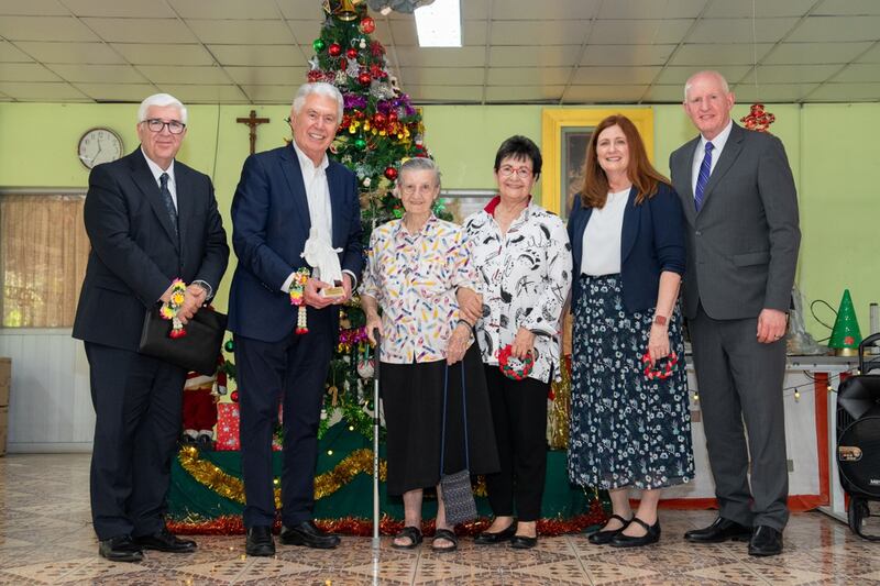 Uma fotografia em grupo em frente a um presépio de Natal no Centro de Autoajuda de Fátima localizado na Good Shepherd Sisters Bangkok.
