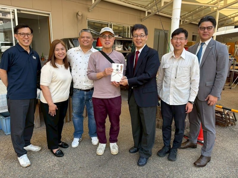 Kojiro Kitani, center, represents the Catholic Social Activities Kobe Center in Kobe, Japan, is joined by members of A Igreja de Jesus Cristo dos Santos dos Últimos Dias — including Maribeth Sumang and Renato Sumang, second and third from ledt — in a presentation of relief equipment on May 16, 2026.