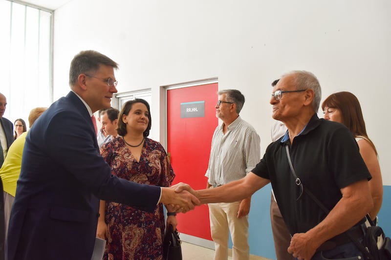 Bispo Sean Douglas, segundo conselheiro do Bispado Presidente, à esquerda, cumprimenta um homem enquanto visita as instalações em um hospital onde a Igreja doou novos equipamentos médicos em Belén de Escobar, Província de Buenos Aires, Argentina, em 14 de fevereiro de 2026.